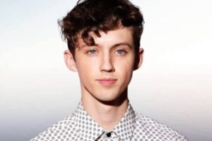 Troye Sivan Connects With Fans During Elegant Swarovski In-Conversation Appearance