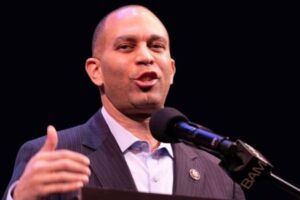 Hakeem Jeffries Warns Trump Officials: Democrats Plan Accountability Showdown If They Reclaim Congress
